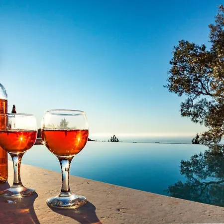 Willa Sole Tsoukaládhes