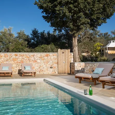 Sole Willa Tsoukaládhes